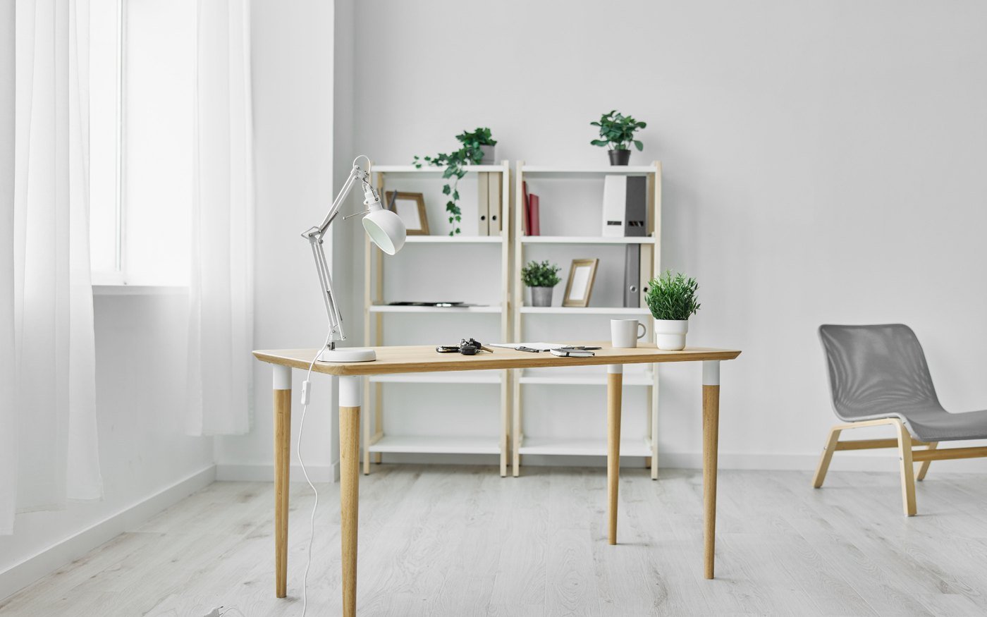 Home office claro e minimalista